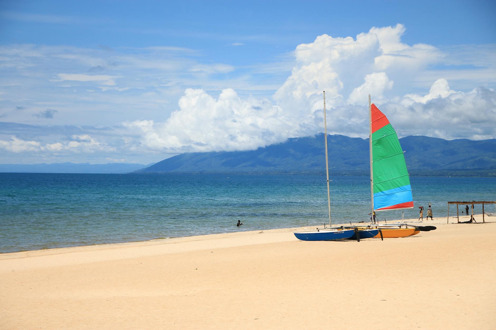 Voiliers traditionnels au bord du lac Malawi