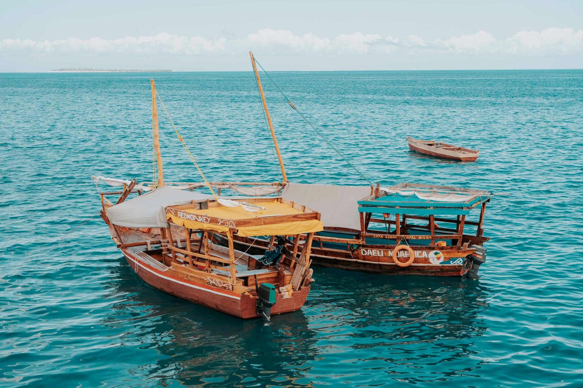 Boutres traditionnels sur les eaux turquoise de Zanzibar