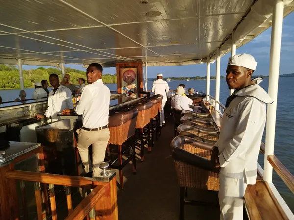 Personnel en uniforme blanc à bord d'un bateau sur un lac africain