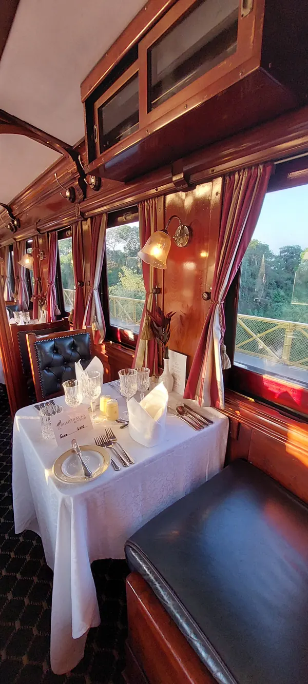 Table dressée pour deux dans un wagon-restaurant en bois acajou