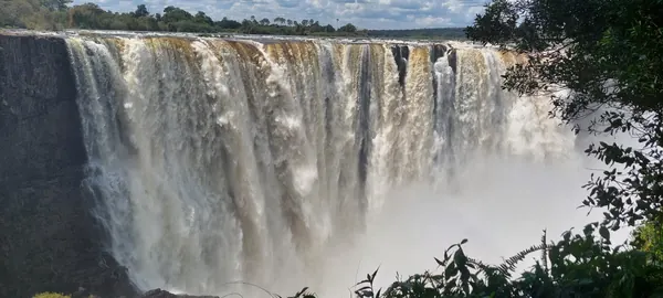 Chutes Victoria vues de face, embruns et végétation luxuriante