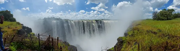 Panorama des chutes Victoria depuis le côté zimbabwéen